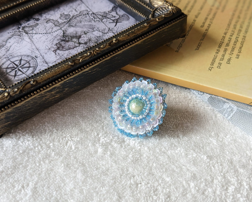 音楽家ビーズ刺繍ブローチ 椿のビーズ刺繍ブローチ ブローチ TAKAYO 通販 18384166｜Creema