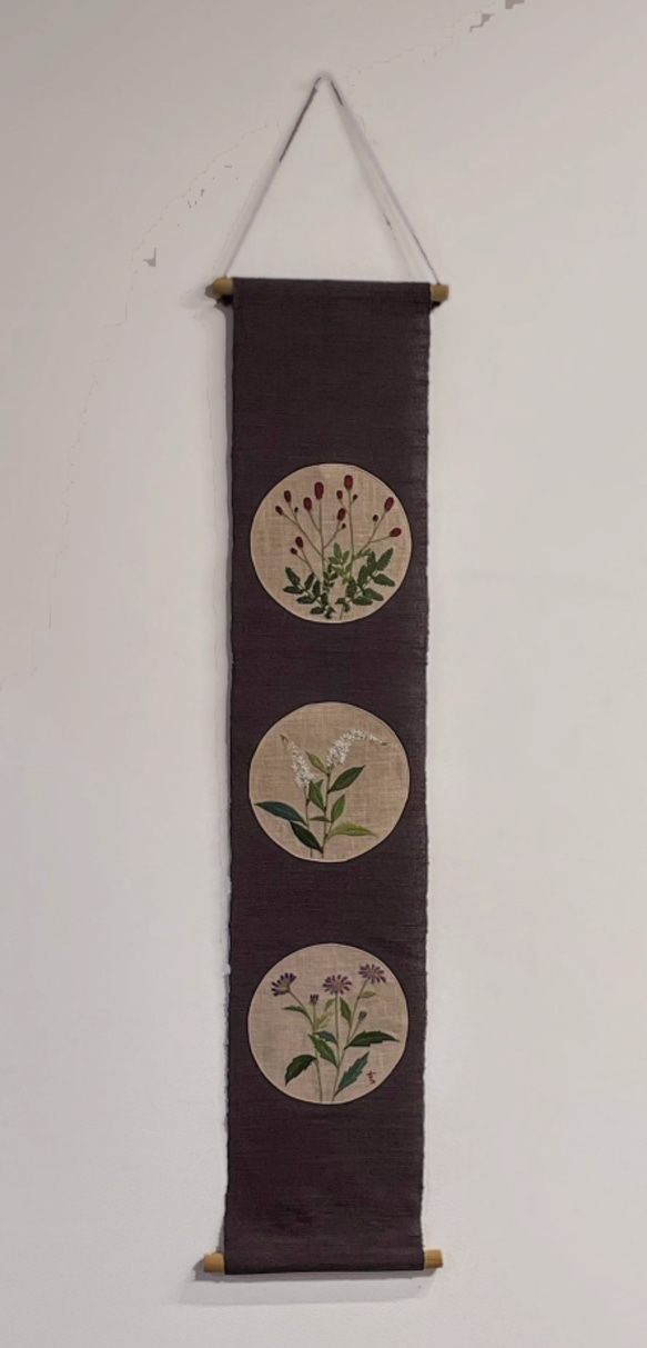 草花の刺繍タペストリー2023秋新作　古代紫　春・夏・秋　年中使える和モダン 1枚目の画像