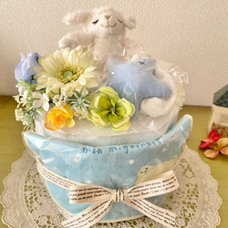 オムツケーキ 1段 出産祝いに 羊のメイプル ラトル、スタイ付 雑貨 