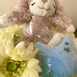 オムツケーキ 1段 　出産祝いに 羊のメイプル　ラトル、スタイ付 4枚目の画像