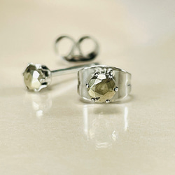 〜しっとりアンティークゴールド〜　パイライトのプチスタンドピアス　サージカルステンレス316L 5枚目の画像