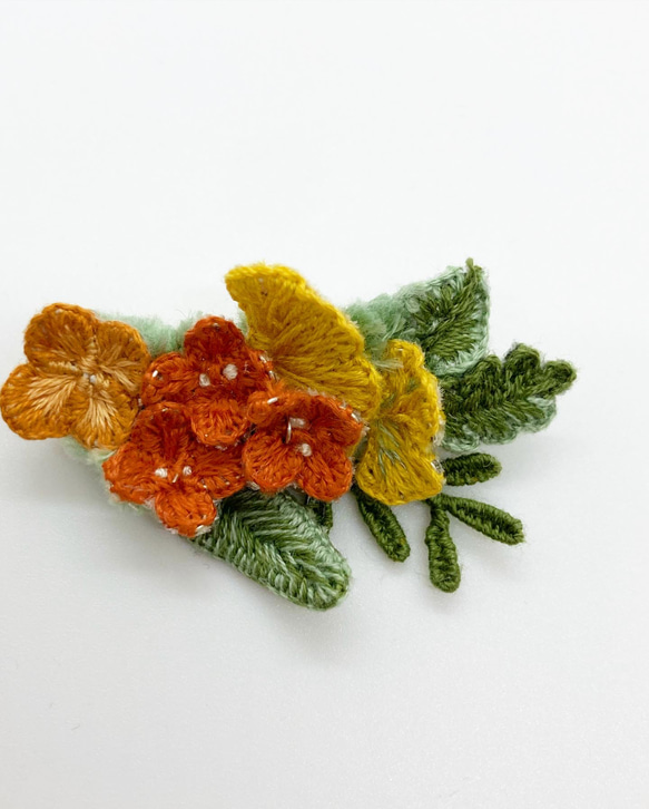 立体刺繍の野の花のブローチ(金木犀/銀杏) 1枚目の画像