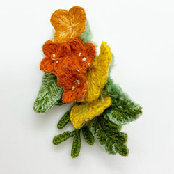 立体刺繍の野の花のブローチ(金木犀/銀杏) 4枚目の画像