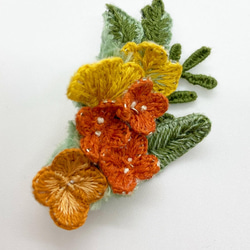 立体刺繍の野の花のブローチ(金木犀/銀杏) 3枚目の画像