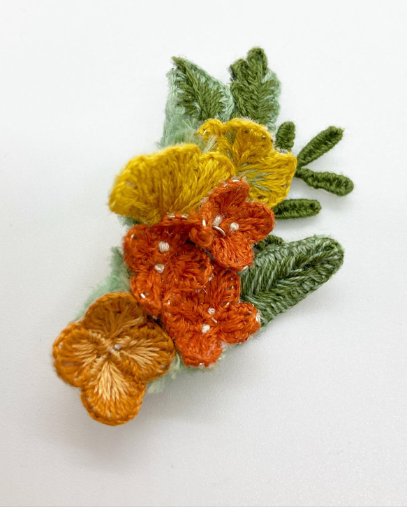 立体刺繍の野の花のブローチ(金木犀/銀杏) 3枚目の画像