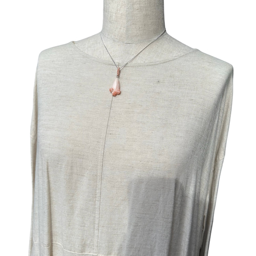 薄ピンク色の天然珊瑚彫刻ペンダント多重ネックレスシルバー