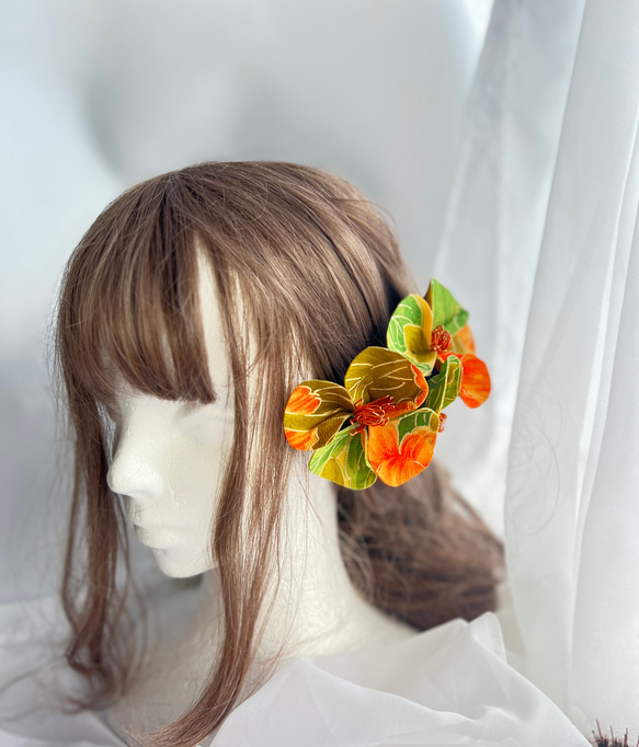 着物生地で作ったお花のコーム型髪飾り　送料無料 着物用　浴衣用　和風　和装　パーティー　二次会　 1枚目の画像