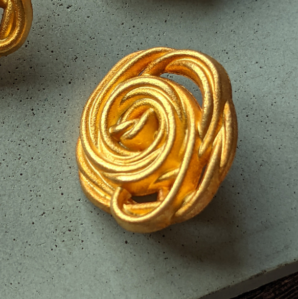 2個　ヴィンテージ　ゴールドメタル　ローズデザインボタン　 3枚目の画像