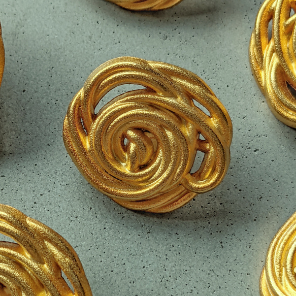 2個　ヴィンテージ　ゴールドメタル　ローズデザインボタン　 2枚目の画像