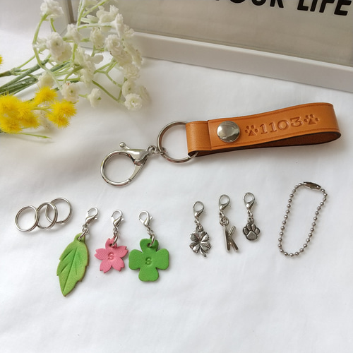 レザーキーホルダー レザーベルト オーダーページ 名入れ》レザーキーホルダー『ホック金具のベルトタイプ』（文字刻印