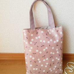 ラミネートペタンコトートバッグ♥グレイッシュピンクにチェリーSサイズ 2枚目の画像