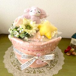 オムツケーキ 1段 　出産祝いに 羊のメイプル　ラトル、スタイ付 pink 2枚目の画像