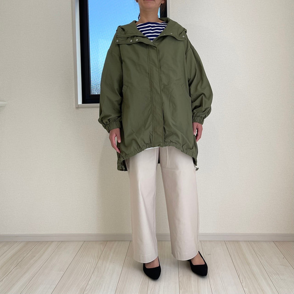 【秋冬最適】軽やかな薄手素材のフード付きジャケット(カーキ) 3枚目の画像