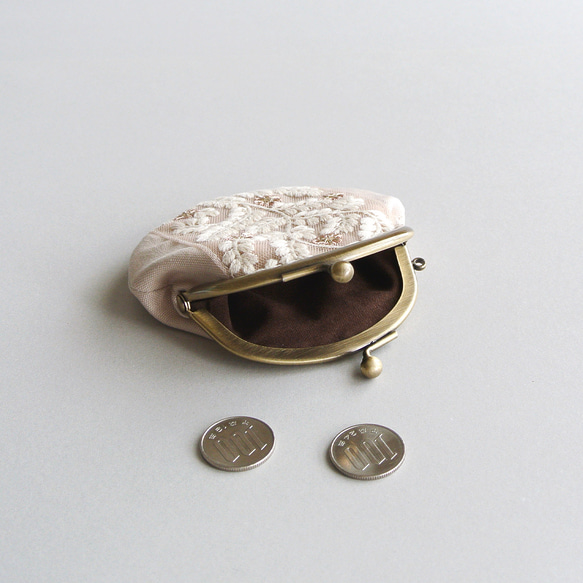 インド刺繍リボンのぽってりかわいい小さいがま口ポーチ（ミニ財布） 4枚目の画像