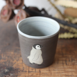 黒土フリーカップ エンペラーペンギンヒナ 2枚目の画像