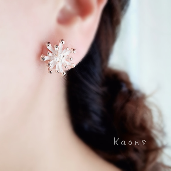 ピンクゴールド フラワーピアス／イヤリング 華奢 オフィス