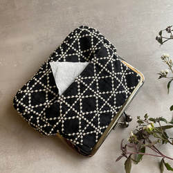 パンジーのがま口ポーチ　手刺繍　ハンドメイド 手刺繍のがま口『鳥と草花』財布・ポーチ【受注生産】 | iichi