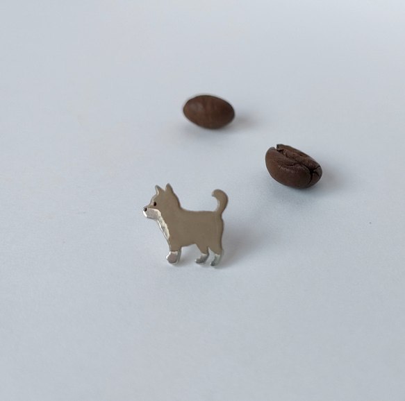 豆粒サイズの柴犬ピンバッチ 5枚目の画像