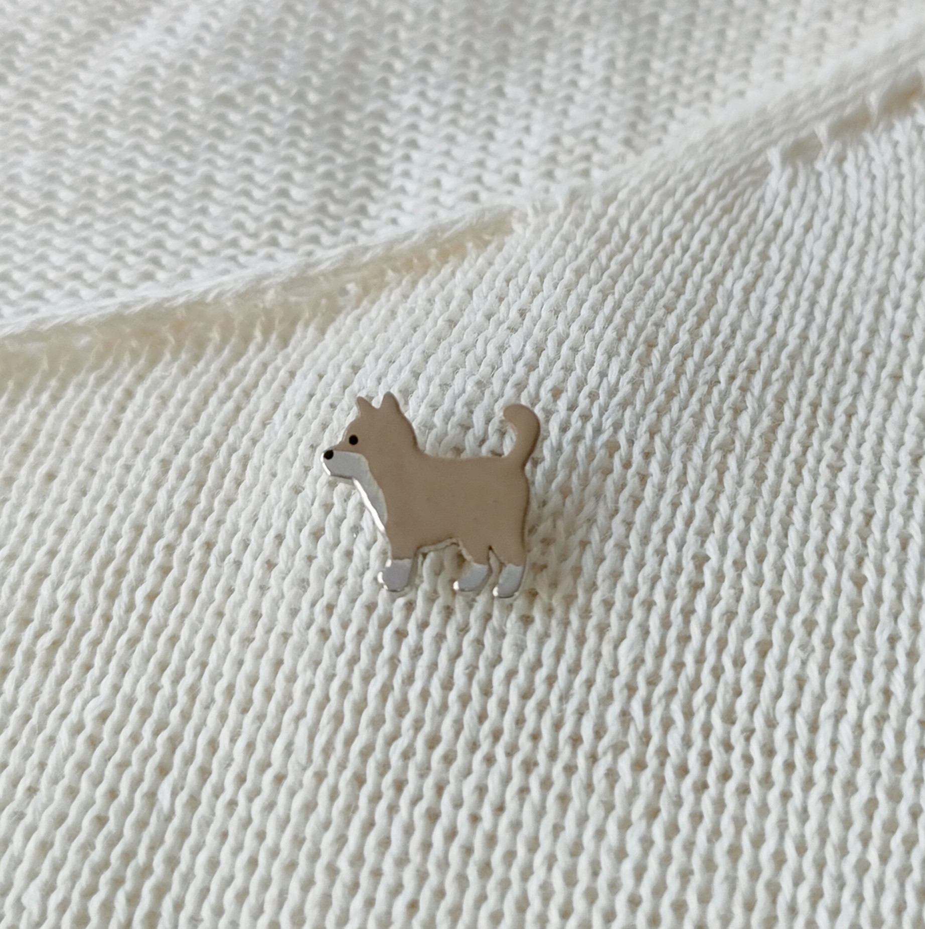 豆粒サイズの柴犬ピンバッチ