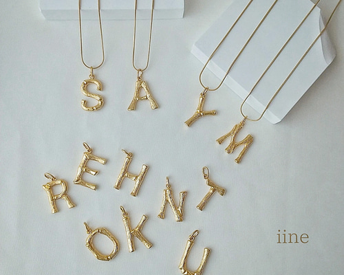2点まとめアクセサリー　ゴージャス系 小枝調イニシャルネックレス*Tシャツからニットまで*ご自身の