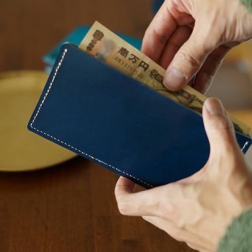 大人な雰囲気の落ち着いたネイビーのシンプルな本革財布 牛革 財布