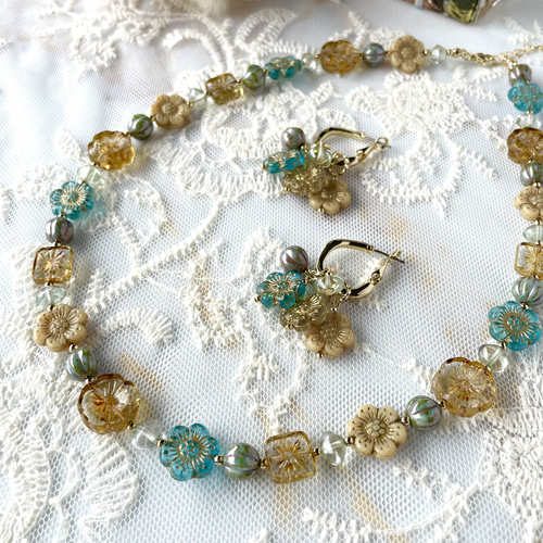 チェコビーズのネックレスとカスタマイズピアスのセット ネックレス