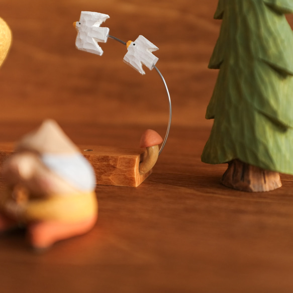 北欧 インテリア木製【トントゥ森のピクニック】 北欧雑貨  置物　クリスマス プレゼント　木彫り　記念日　贈り物 12枚目の画像