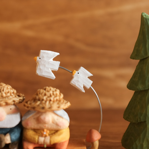 北欧 インテリア木製【トントゥ森のピクニック】 北欧雑貨  置物　クリスマス プレゼント　木彫り　記念日　贈り物 3枚目の画像