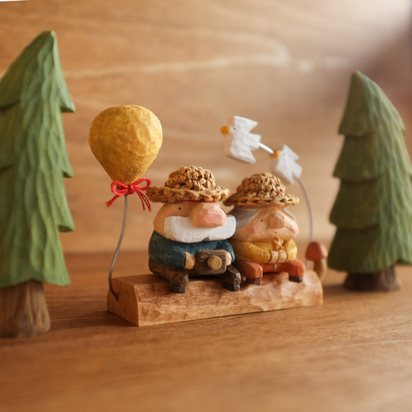 北欧 インテリア木製【トントゥ森のピクニック】 北欧雑貨  置物　クリスマス プレゼント　木彫り　記念日　贈り物 2枚目の画像