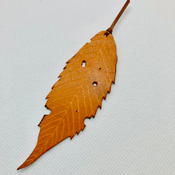 虫食い落ち葉の本革ブックマーカー 5枚目の画像