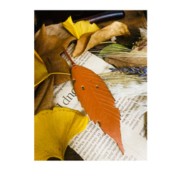 虫食い落ち葉の本革ブックマーカー 1枚目の画像