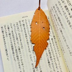 虫食い落ち葉の本革ブックマーカー 3枚目の画像