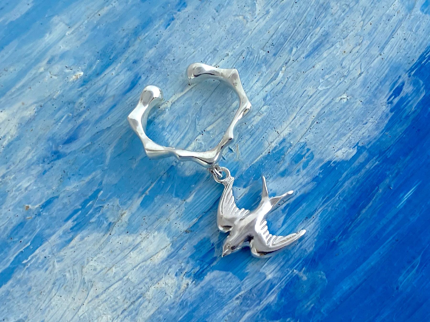 揺れる小さいツバメのイヤーカフ【左耳用】