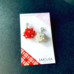 桃の花のピアス・折り紙・SAKUSA・和風アクセサリー・着物・紅白 2枚目の画像