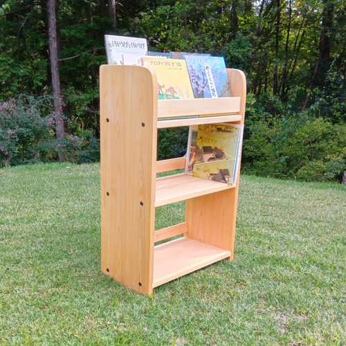 檜でオーダーメイドした絵本棚です。