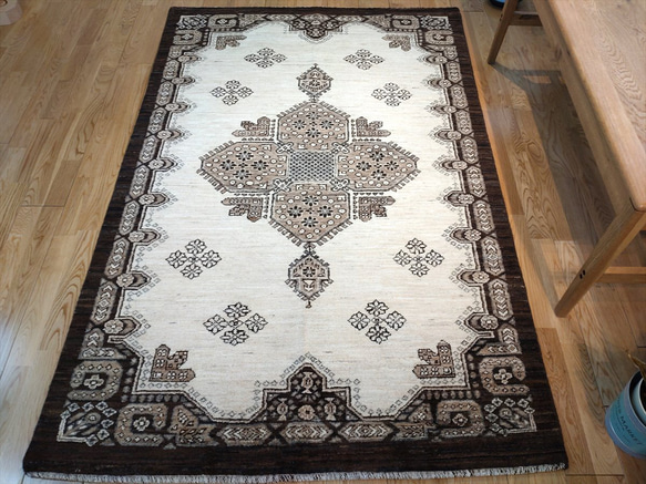 夏は涼しく冬は暖かい天然ラグ トライバル絨毯デザイン　ガゼニラハット 　無染めのウール　180x119cm 4枚目の画像