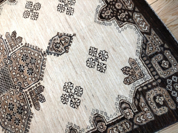 夏は涼しく冬は暖かい天然ラグ トライバル絨毯デザイン　ガゼニラハット 　無染めのウール　180x119cm 7枚目の画像