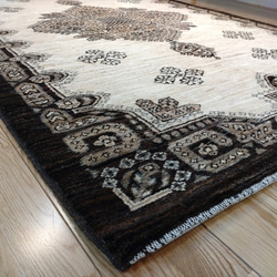 夏は涼しく冬は暖かい天然ラグ トライバル絨毯デザイン　ガゼニラハット 　無染めのウール　180x119cm 9枚目の画像