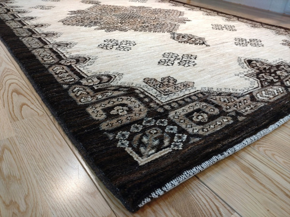 夏は涼しく冬は暖かい天然ラグ トライバル絨毯デザイン　ガゼニラハット 　無染めのウール　180x119cm 9枚目の画像