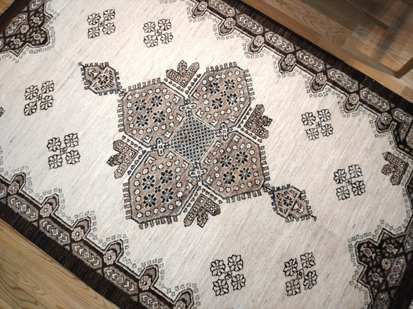 夏は涼しく冬は暖かい天然ラグ トライバル絨毯デザイン　ガゼニラハット 　無染めのウール　180x119cm 6枚目の画像