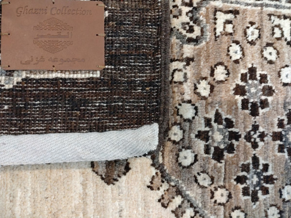 夏は涼しく冬は暖かい天然ラグ トライバル絨毯デザイン　ガゼニラハット 　無染めのウール　180x119cm 11枚目の画像