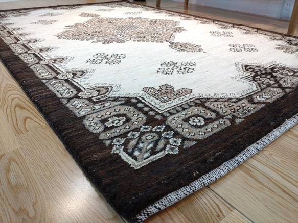 夏は涼しく冬は暖かい天然ラグ トライバル絨毯デザイン　ガゼニラハット 　無染めのウール　180x119cm 8枚目の画像