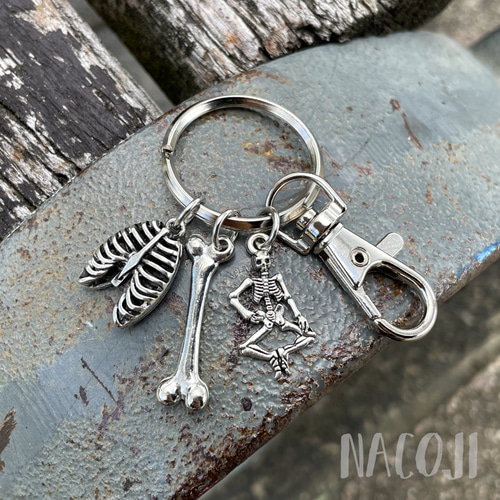 骨だらけのキーリング 肋骨、大腿骨、全身骸骨 キーホルダー／バッグ 