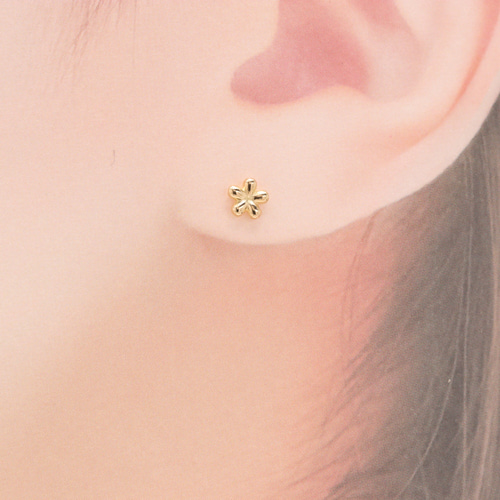 K18】片耳ミニデイジーピアス ピアス（スタッド・一粒