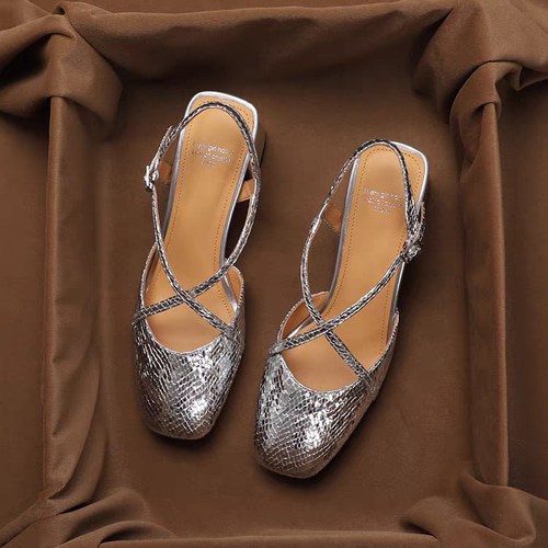 甲にフィットしやすく歩きやすい設計になっています。ローヒール