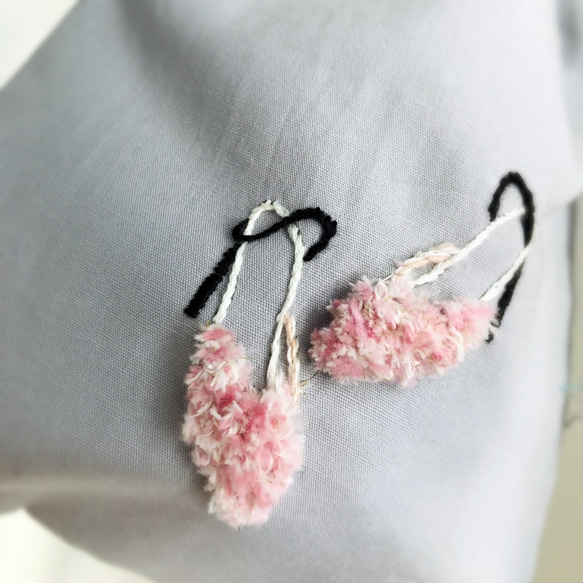 手刺繍の巾着　コップ入れ　小物入れ　くつ　ふわふわ　もふもふ　刺繍　ヒール　ハイヒール 2枚目の画像