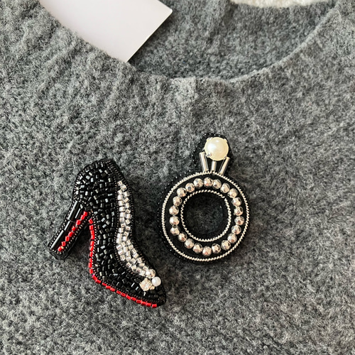 ビーズ刺繍ブローチ クール ハイヒール 靴 ブラック×シルバー レッド