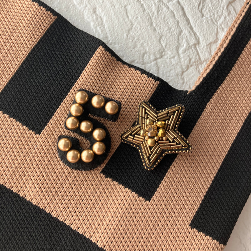 ビーズ刺繍ブローチ クール №5 モチーフ 数字 5 ゴールドパール 