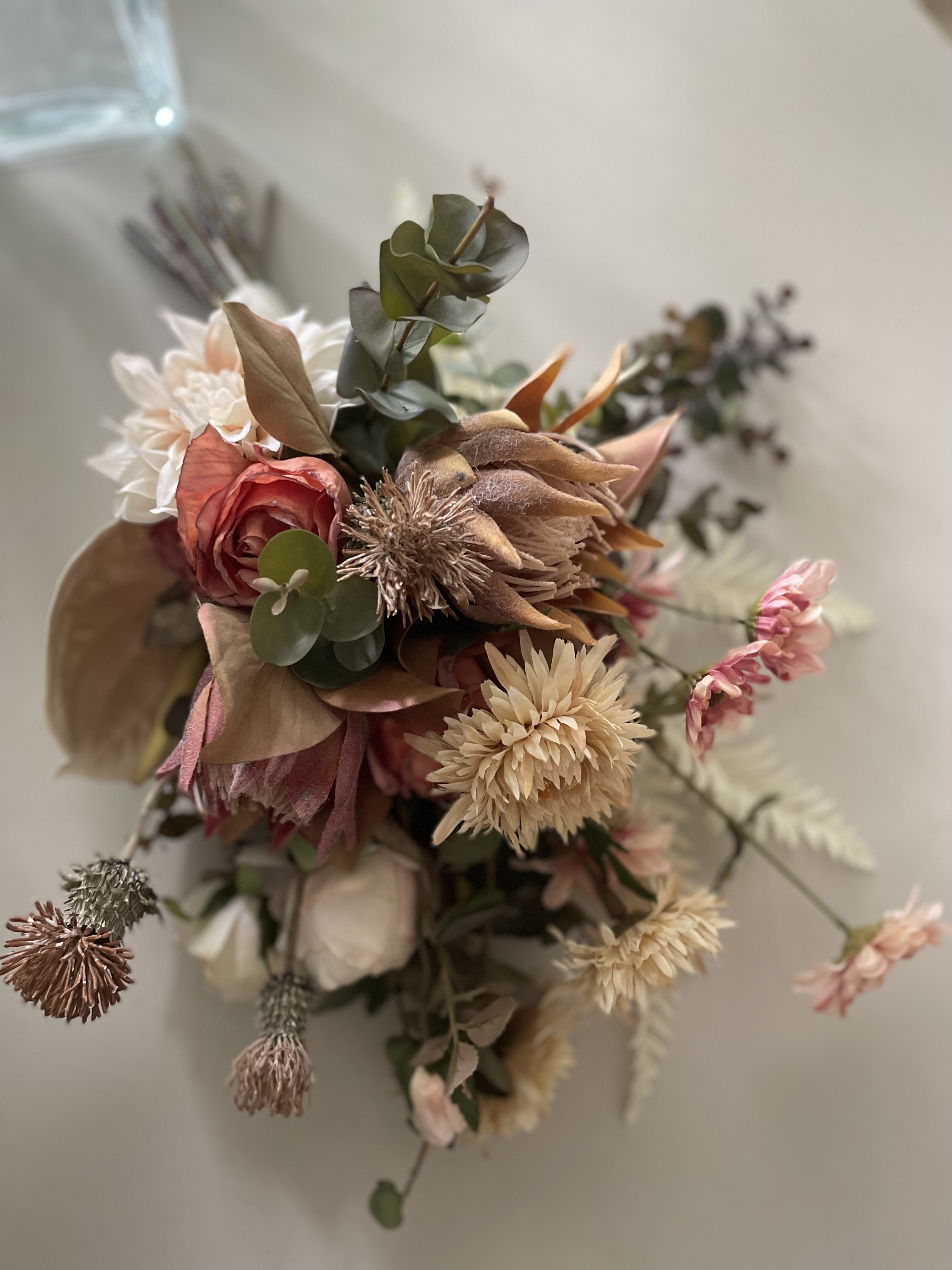 アーティフィシャルフラワーのブラウンクラッチブーケ（1週間のレンタル商品）