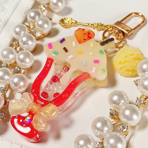 フルーツくまちゃんキーホルダーホワイト苺レジンキーホルダービーズ